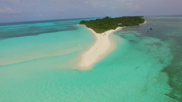Aerial drone krajobraz morski piękne wybrzeże plaży wakacje przez przejrzyste morze z białym tle piasku — Wideo stockowe
