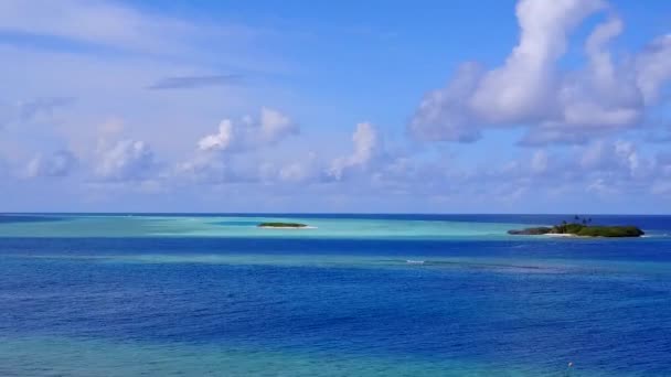 Ciel drone aérien de belles vacances à la plage au bord de l'eau bleue avec fond sablonneux blanc — Video