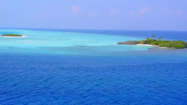 Aeronave drone seascape de costa marinha tempo de praia por mar transparente com fundo de areia branca — Vídeo de Stock