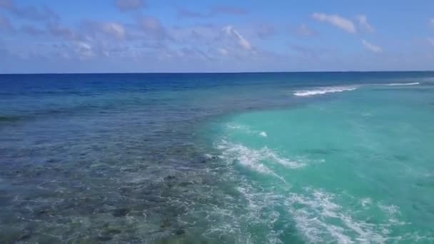Drone cielo aéreo de playa exótica playa romper por el mar azul y fondo de arena blanca — Vídeos de Stock