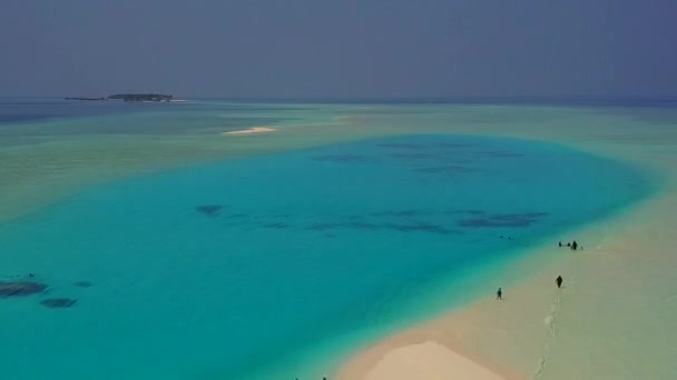Resumo aéreo da bela viagem à praia da ilha por lagoa rasa e fundo arenoso branco — Vídeo de Stock