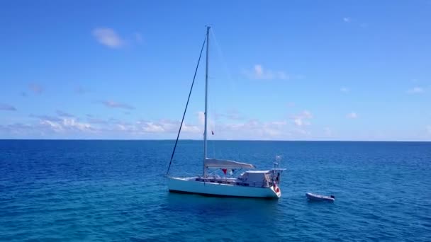 Aereo drone natura di perfetta vacanza al mare riva da acqua turchese con sfondo di sabbia bianca — Video Stock