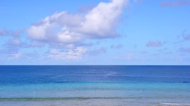 Drone view abstract van tropisch uitzicht op zee strand breken door blauw groene zee en wit zand achtergrond — Stockvideo