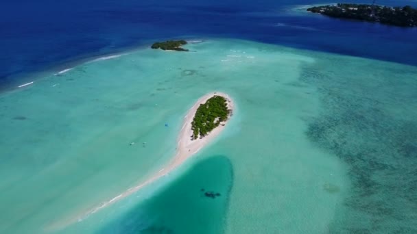 Vista aerea astratto di lusso costa spiaggia fauna selvatica dal mare blu con sfondo di sabbia bianca — Video Stock