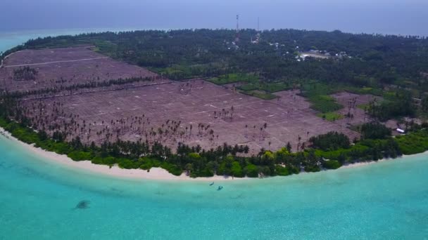 Drone widok krajobrazy morskich wysp dzikiej przyrody przez przejrzystą wodę i białe piaszczyste tło — Wideo stockowe