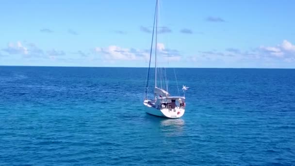 Drone antenne zeegezicht van idyllische kust strand tijd door blauwe lagune en witte zandachtergrond — Stockvideo