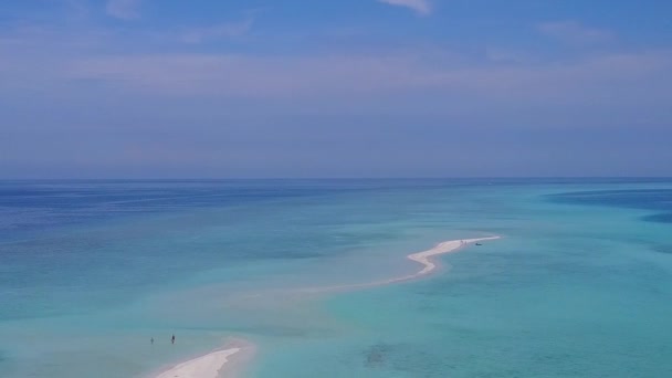 푸른 바 다 와 하얀 모래를 배경으로 한 이국적 인 해변의 풍경 — 비디오