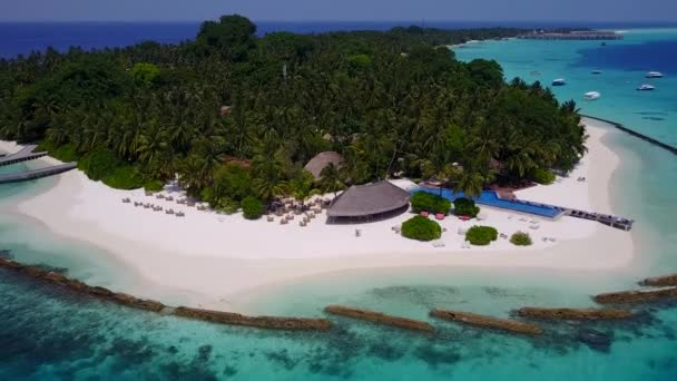 Drone légi panoráma pihentető tengerparti kirándulás kék óceán és fehér homok háttér — Stock videók