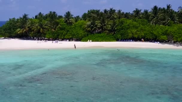 Paisaje aéreo de drones del paraíso viaje de la playa de la bahía por mar poco profundo con fondo de arena blanca — Vídeos de Stock