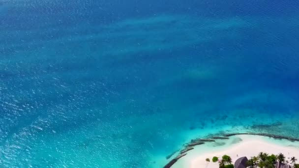Dron pohled textura relaxační resort plážový výlet modrým mořem s bílým pískem pozadí — Stock video