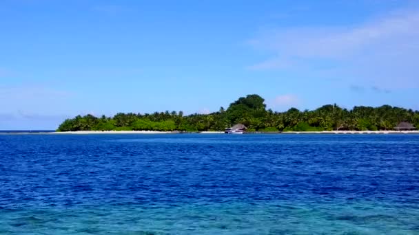 Luftaufnahme der ruhigen Lagune Strand Reise durch transparentes Meer und weißen Sandhintergrund — Stockvideo