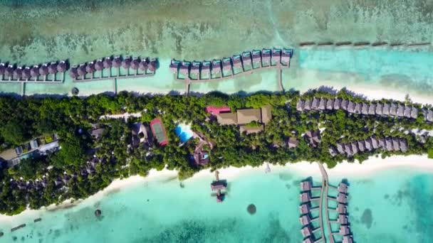 Légi kilátás paradicsomi üdülőhely strand szünet átlátszó tenger fehér homokos háttér — Stock videók