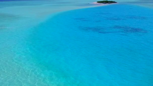 Воздушный беспилотник панорама роскошного морского побережья время на аква-голубой воде и белый песчаный фон — стоковое видео