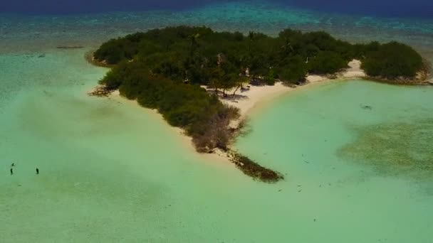 Drone εναέρια φύση της εξωτικής τουριστικής περιπέτειας παραλία από τυρκουάζ θάλασσα και λευκό αμμώδη φόντο — Αρχείο Βίντεο