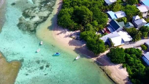 Flygfoto drönare panorama över tropiska turist strand djurliv med blått hav med vit sand bakgrund — Stockvideo