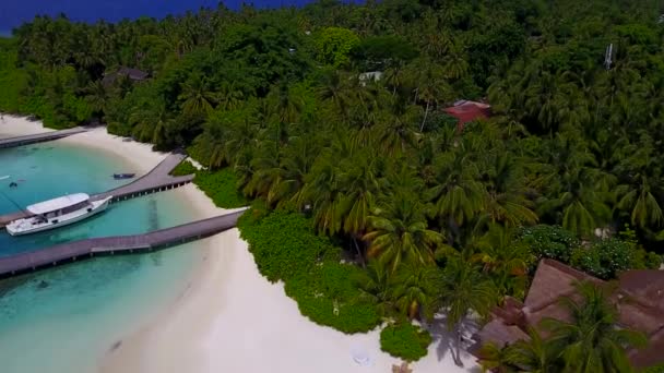 Antenn drönare panorama över avkopplande vik strand livsstil av turkos hav och vit sand bakgrund — Stockvideo