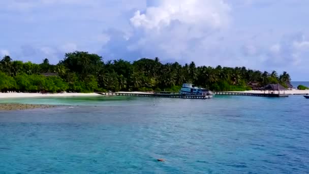 Drone landschap van zee baai strand reis door transparante zee met schoon zand achtergrond — Stockvideo