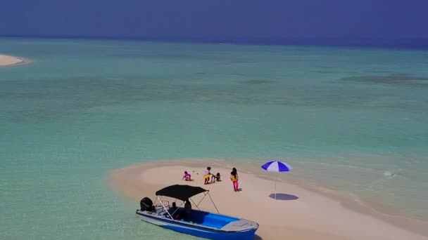 Вид з повітря абстрактний екзотичний берегова лінія пляжний відпочинок на аква-блакитному океані з білим піщаним фоном — стокове відео