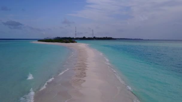 Şeffaf okyanus ve beyaz kumlu arka planda sakin lagünün hava aracı turizmi — Stok video