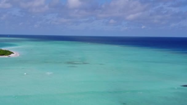 Drone antenne aard van luxe lagune strand vakantie door ondiepe zee en wit zand achtergrond — Stockvideo