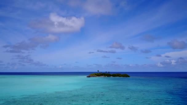 Aerial drone charakter idyllicznej plaży wyspy podróż przez przezroczysty ocean i biały piasek tła — Wideo stockowe