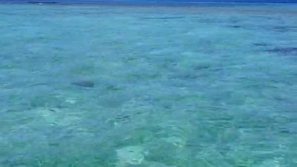 Drohnenfahrt von ruhigem Meerblick Strandausflug durch blaues Wasser und weißen Sandhintergrund — Stockvideo