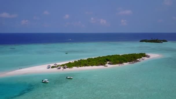 Widok z lotu ptaka tekstura tropikalnego wybrzeża przygody plaży przez niebieski ocean i białe piaszczyste tło — Wideo stockowe