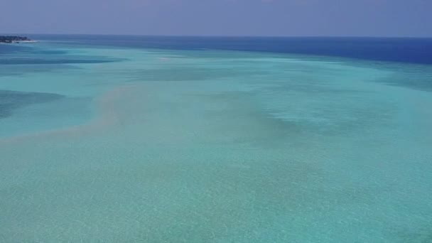 透明度の高い砂浜を背景にした透明海による熱帯湾の休日の空中抽象 — ストック動画