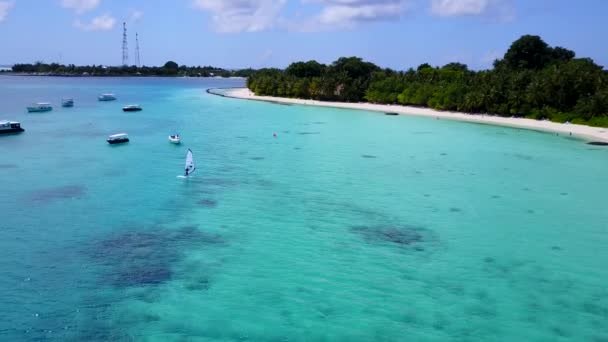 Lotnicze drony podróż egzotycznej laguny plaża rejs przez czyste morze i biały piasek tło — Wideo stockowe