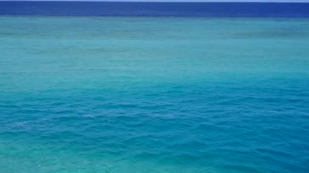 Letecký abstrakt tropického resortu pláž dovolená podle modré zelené vody s bílým písečným pozadím — Stock video