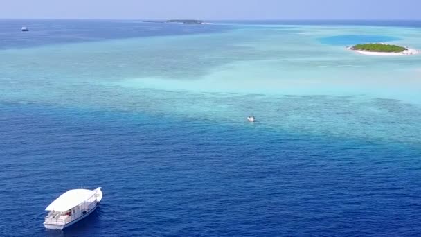 Drone turismo vista de idílico viaje de playa bahía por mar azul y fondo de arena blanca — Vídeo de stock