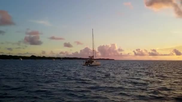 Vista aerea turismo di spiaggia tropicale sul mare viaggio dal mare turchese con sfondo di sabbia brillante — Video Stock