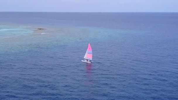 Panorama drone aéreo do paraíso vista mar praia break por mar azul-turquesa com fundo arenoso branco — Vídeo de Stock