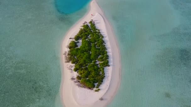 Aerial drone krajobraz relaksującej linii brzegowej czas plaży przez przejrzyste morze z białym, piaszczystym tle — Wideo stockowe