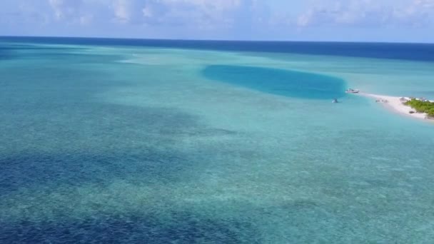 Texture aérienne de la plage de lagune marine pause par l'océan bleu-vert avec fond de sable blanc — Video