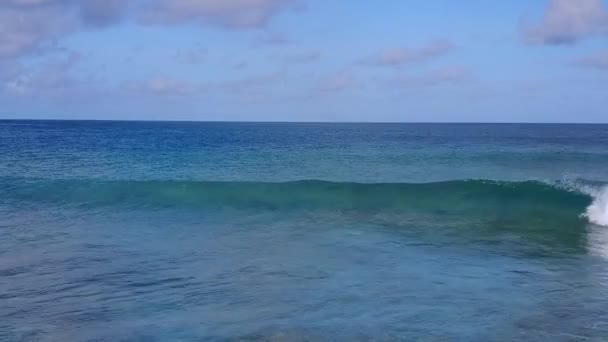 Luftdrohne Natur des Paradieses touristischen Strandausflug durch aqua blaue Lagune mit weißem Sandhintergrund — Stockvideo