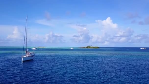 白沙背景的透明海面上宁静的岛屿海滩航行景观 — 图库视频影像