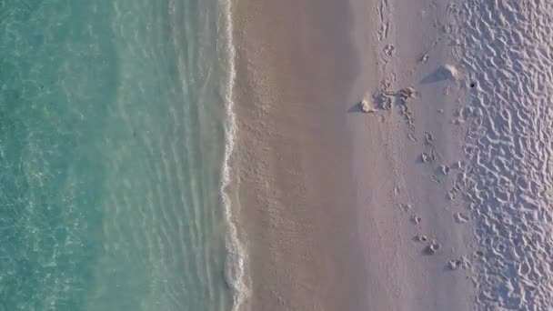 Drone textura aérea de viaje de playa resort marino por el océano turquesa con fondo de arena blanca — Vídeo de stock