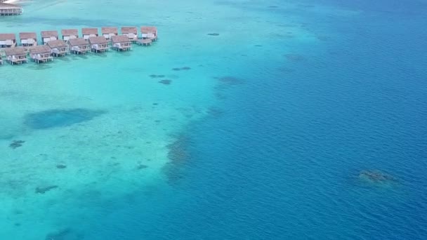 Drohnenlandschaft der Meeresküste Strandurlaub am blaugrünen Meer mit weißem Sandhintergrund — Stockvideo