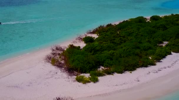 Drone turismo aéreo de luxo praia costeira viagem pelo mar verde azul e fundo arenoso branco — Vídeo de Stock