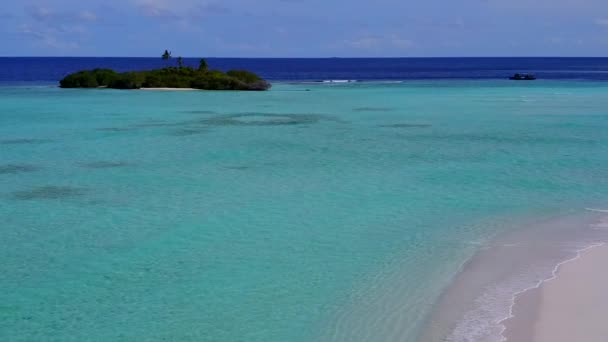 Niebo lotnicze raju wyspa plaża podróż przez przejrzyste morze z białym, piaszczystym tle — Wideo stockowe