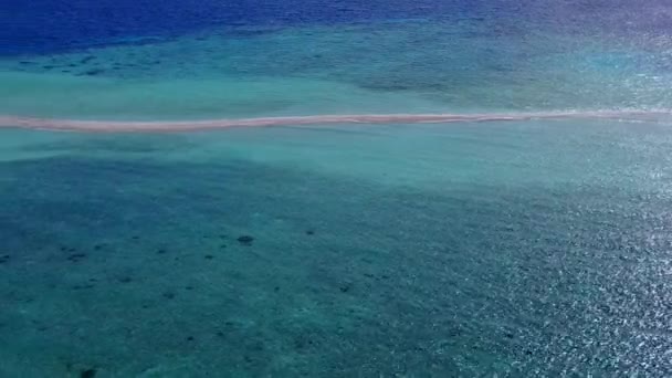Drone άποψη θαλασσογραφία του παραδείσου τουριστική περιπέτεια παραλία από μπλε θάλασσα και λευκό αμμώδη φόντο — Αρχείο Βίντεο