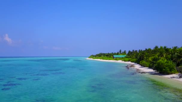 Drohnenpanorama des perfekten Resorts Strandabenteuer durch blauen Ozean und weißen Sandhintergrund — Stockvideo