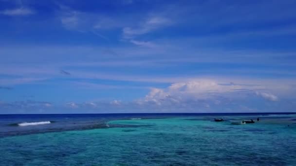 Беспилотник пейзаж тропического побережья пляжного путешествия по голубому океану с ярким песчаным фоном — стоковое видео