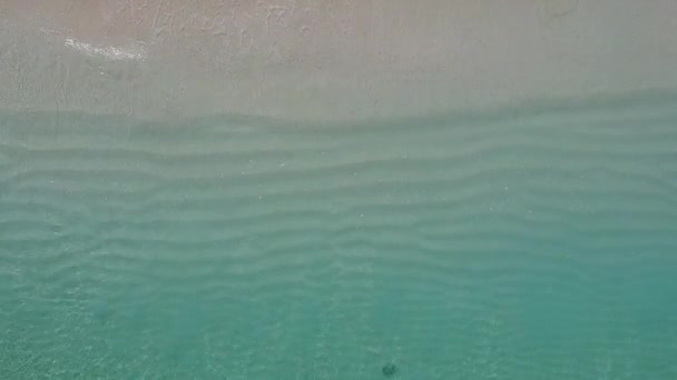 Aerial drone αφηρημένη χαλαρωτική ακτογραμμή παραλία περιπέτεια από μπλε νερά και λευκό φόντο άμμο — Αρχείο Βίντεο