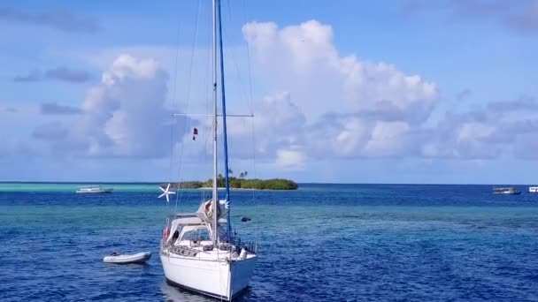 Luchtvaart drone toerisme van paradijs kust strand breken door aqua blauwe zee met witte zandachtergrond — Stockvideo