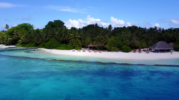 Drone utsikt landskap avkopplande havsutsikt strand livsstil av blå hav och vit sand bakgrund — Stockvideo