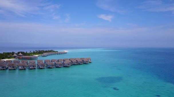 Aerial drone abstrakt morskich laguny wakacje plaży przez niebieski ocean i biały piasek tło — Wideo stockowe