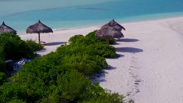 白沙背景蓝水的豪华海滨之旅空中全景 — 图库视频影像