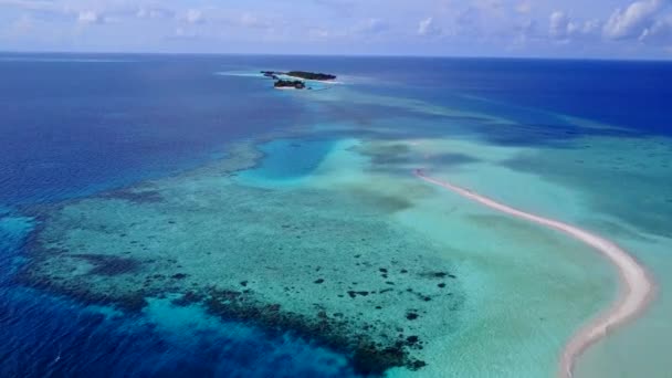 Aereo drone turismo di tranquilla spiaggia costa fauna selvatica da acqua blu mare con sfondo di sabbia bianca — Video Stock